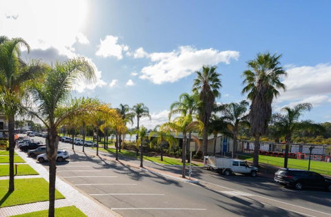 Hotel Renmark - Accommodation Redcliffe 1