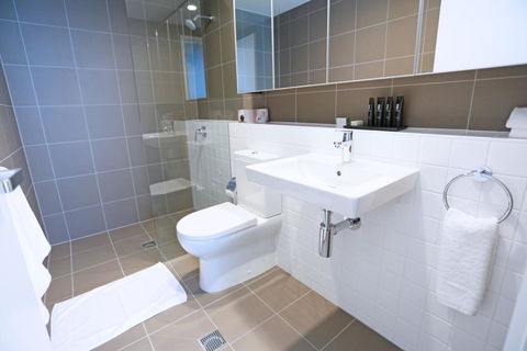 Alex Perry Hotel & Apartments - Accommodation Redcliffe 2