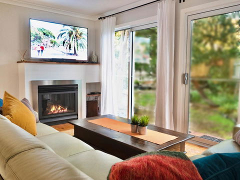 Alice's Palace, 2-minute Walk To Lifeguard Patrolled Surf Beach - Accommodation Redcliffe 1
