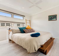 Alice's Palace 2-minute walk to lifeguard patrolled surf beach - Accommodation Redcliffe