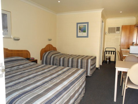 All Seasons Motor Lodge - Accommodation Redcliffe 2