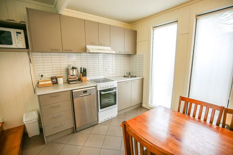 Allambie Cottages - Villa 2 - Accommodation Redcliffe 2