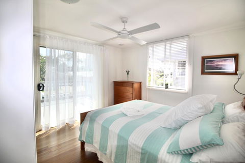 Aloha Alex Beach House Pet-friendly- 450m To The Beach - Accommodation Redcliffe 0