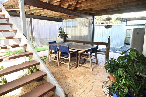 Aloha Alex Beach House Pet-friendly- 450m To The Beach - Accommodation Redcliffe 1
