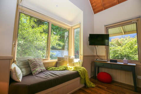 Alpine Arnica Cottage 2 - Accommodation Redcliffe 1