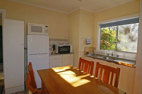 Alpine Park Riverside Cottages - Accommodation Redcliffe 0