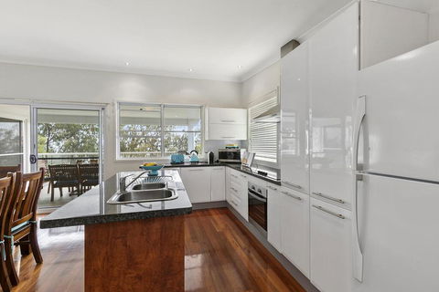 Amalfi - Accommodation Redcliffe 3