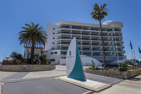 AN OCEAN,BEACH And POOL VIEW APARTMENT - Apt 210 SEASHELLS RESORT - Accommodation Redcliffe 2