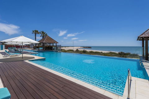 AN OCEAN,BEACH And POOL VIEW APARTMENT - Apt 210 SEASHELLS RESORT - Accommodation Redcliffe 1