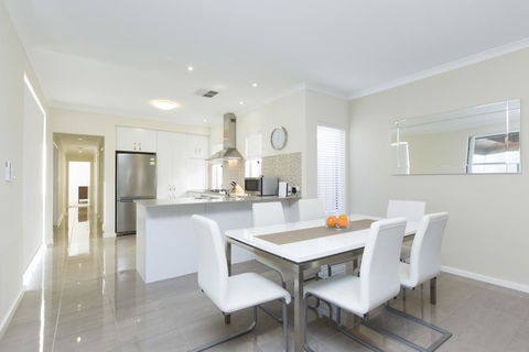 Anastasia Villa - Accommodation Redcliffe 2