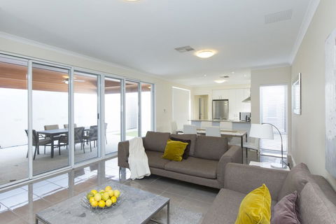 Anastasia Villa - Accommodation Redcliffe 1