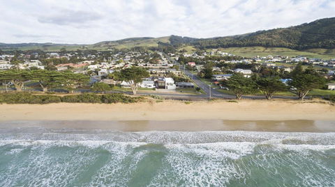 Apollo Bay Beach House - Accommodation Redcliffe 1