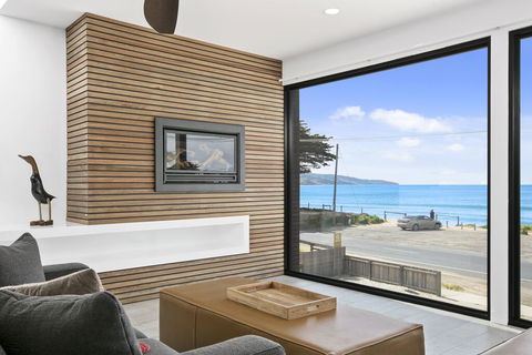 Apollo Bay Beach House - Accommodation Redcliffe 0