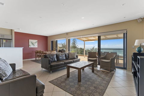 Aqua Shores Penthouse - Accommodation Redcliffe 1