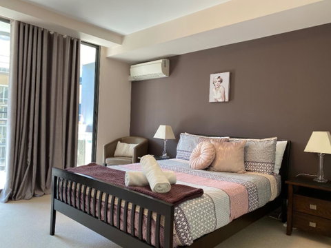 ARENA RESORT STYLE EXEC FREE NETFLIX WIFI WINE - Accommodation Redcliffe 2