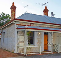 Art on Attfield - cute heritage 1 bedroom stone cottage - Accommodation Redcliffe