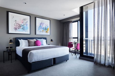Art Series - The Chen - Accommodation Redcliffe 2