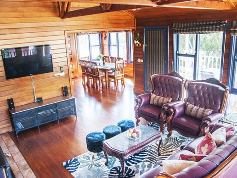 Artee House - A Bright Escape - Accommodation Redcliffe 0