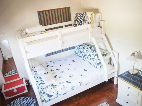 Artee House - A Bright Escape - Accommodation Redcliffe 3