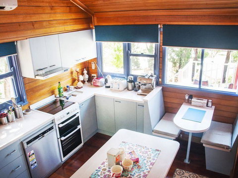 Artee House - A Bright Escape - Accommodation Redcliffe 1