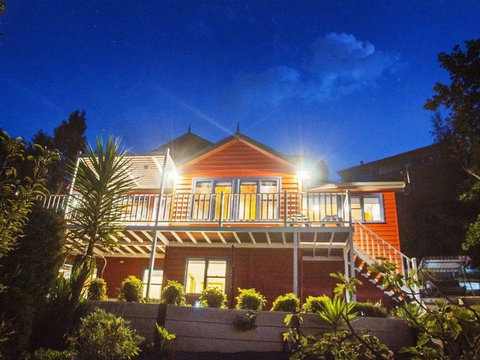 Artee House - A Bright Escape - Accommodation Redcliffe 2