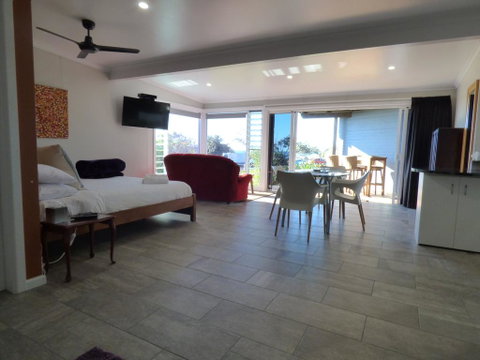 ArtHOUSE Beachfront Accommodation - Accommodation Redcliffe 3