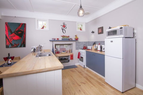 Artisan Retreat - Accommodation Redcliffe 2