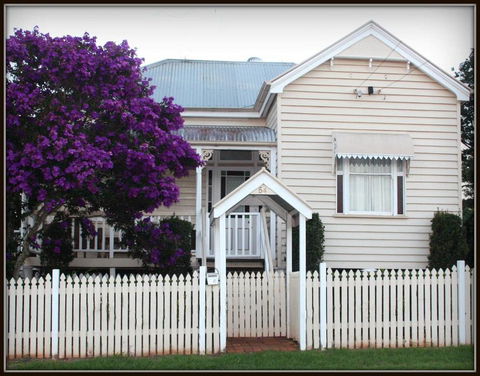 Ashbrooke Cottage - Accommodation Redcliffe 0