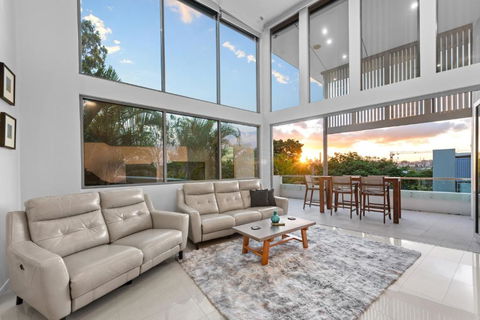 Luxurious Living - 3Bed-3Bath-1Car-Pool - Balmoral - Accommodation Redcliffe 0