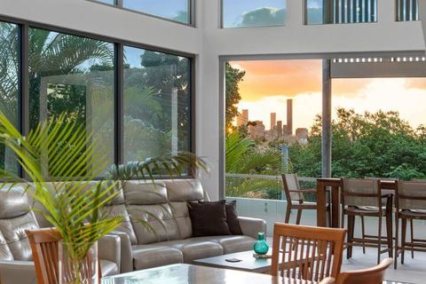 Luxurious Living - 3Bed-3Bath-1Car-Pool - Balmoral - Accommodation Redcliffe 1