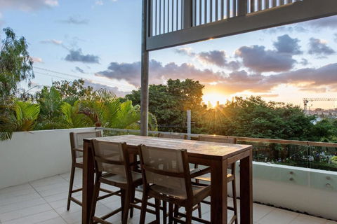 Luxurious Living - 3Bed-3Bath-1Car-Pool - Balmoral - Accommodation Redcliffe 2