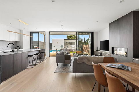 Luxury NEW 5BDRM Oasis With Heated Pool - Accommodation Redcliffe 1