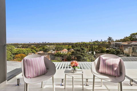 Luxury NEW 5BDRM Oasis With Heated Pool - Accommodation Redcliffe 2