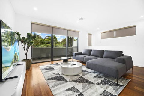 Luxury Retreat & Spacious 4BR House In Willoughby - Accommodation Redcliffe 3