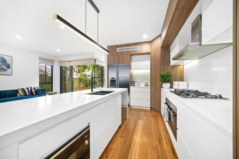 Luxury Retreat & Spacious 4BR House In Willoughby - Accommodation Redcliffe 2