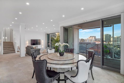 Luxury Retreat Sydney Airport Direct Train Line - Accommodation Redcliffe 3