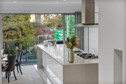 Luxury Retreat Sydney Airport Direct Train Line - Accommodation Redcliffe 2