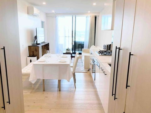 M-city Apartment - Executive Twin King Ensuites - Fully Equipped - Free Parking, Fast Wifi, Smart TV, Netflix, Complementary Drinks & Amenities - M-city Shopping Centre Clayton 3168 - Accommodation Redcliffe 0