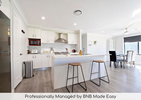 Magnolia Entertainer - Firepit, Pets Welcome - Accommodation Redcliffe 0