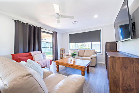 Magnolia Entertainer - Firepit, Pets Welcome - Accommodation Redcliffe 1