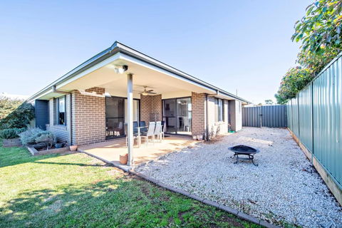 Magnolia Entertainer - Firepit, Pets Welcome - Accommodation Redcliffe 3