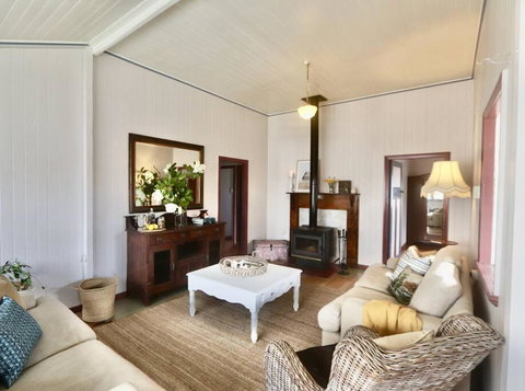 MAGNOLIA HOUSE ON THE CREEK - STANTHORPE - Accommodation Redcliffe 1