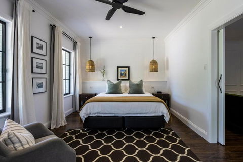 MAIN STREET RETREAT - King BRs, Comp Minibar, Breakfast Prov, Fireplaces - Accommodation Redcliffe 1
