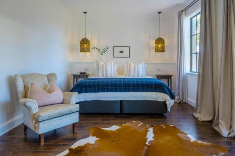 MAIN STREET RETREAT - King BRs, Comp Minibar, Breakfast Prov, Fireplaces - Accommodation Redcliffe 0