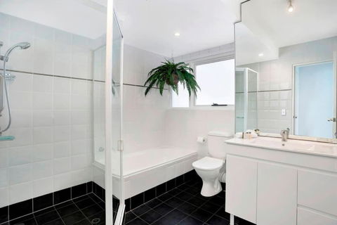 MAN29 - Beautiful 2 BR Apartment Manly Wharf Views - Accommodation Redcliffe 3