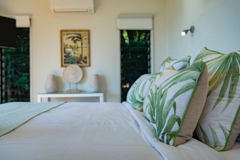 MANDALAY ESCAPE, SECLUSION & SERENITY WITH A POOL - Accommodation Redcliffe 2