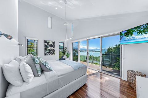 MANDALAY ESCAPE, SECLUSION & SERENITY WITH A POOL - Accommodation Redcliffe 0