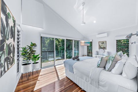 MANDALAY ESCAPE, SECLUSION & SERENITY WITH A POOL - Accommodation Redcliffe 1