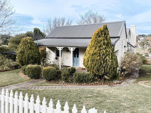 MARIGOLD COTTAGE Charming 1870s Central Daylesford Cottage - Accommodation Redcliffe 0