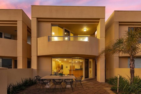 Marina House Next To Beach - Accommodation Redcliffe 2
